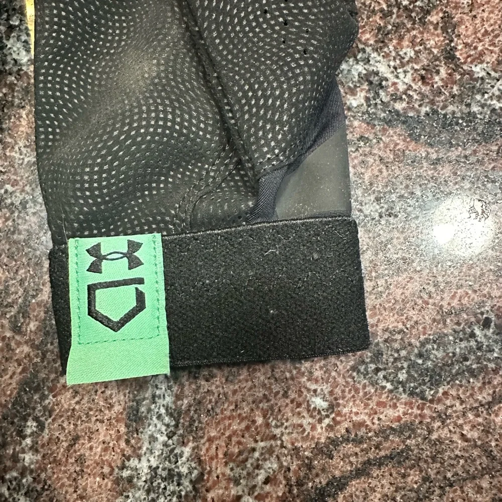 Women’s Under Armour radar batting gloves size xl